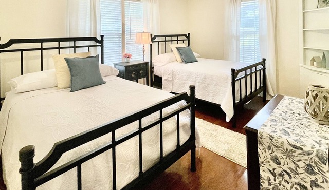 Quaint cottage style home with two sitting areas-2 minutes to shops and eateries