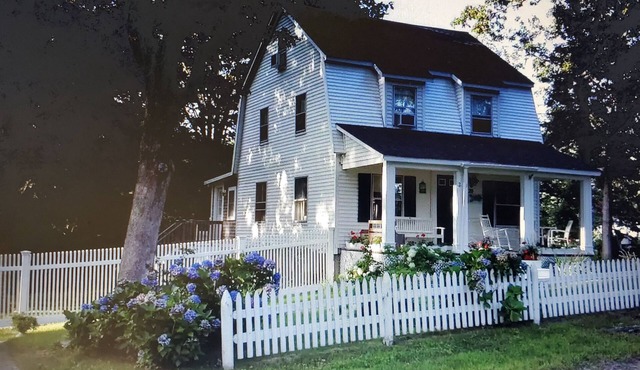 Quaint Cottage w/AC; Walk to Beach & Park w/Pickleball, Large Yard,