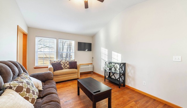 Quaint cottage w/direct access to Katy Trial!