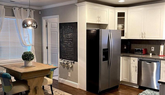 Quaint Cottage walking distance to a park and the Atlanta Beltline.