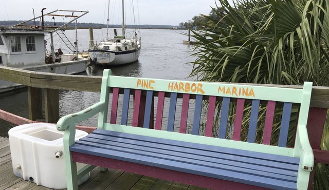 Quaint Cottage with Marina Access and Free Boat Lift Privileges plus dockages