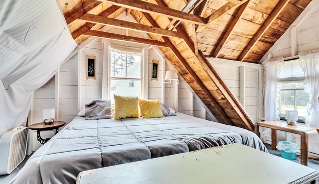 Quaint cottage with the charm & tranquility one looks for on the Coast of Maine