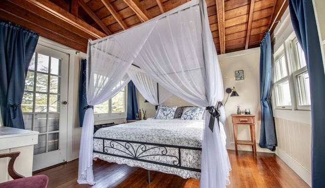 Quaint cottage with nature, redwoods, Pacific ocean & bay view