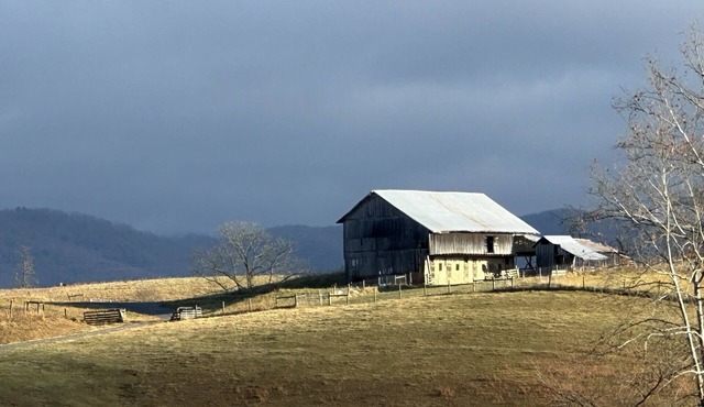 Quaint Country Cottage, Mountain Views, VT/Radford/VA Families Haven!