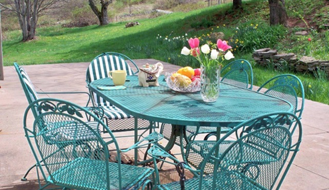 Quaint Country Farm House On 20 Acres, 25 minutes to Bethel Woods (Woodstock)!