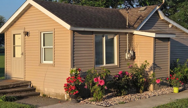 Quaint Country Home with Hot Tub