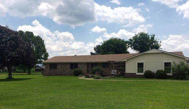 Quaint country setting close in! Sits on 5 acres in Elm Springs