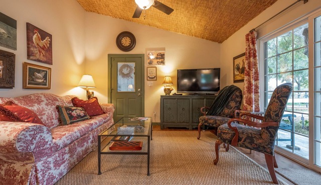 Quaint Countryside Casita: 45 Mi to Ft. Worth