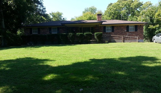 Quaint & Cozy 3 Bedroom/with attached garage