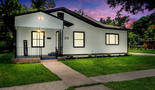 Quaint Cozy 4-bedroom Retreat Near Downtown San Antonio & All Attractions