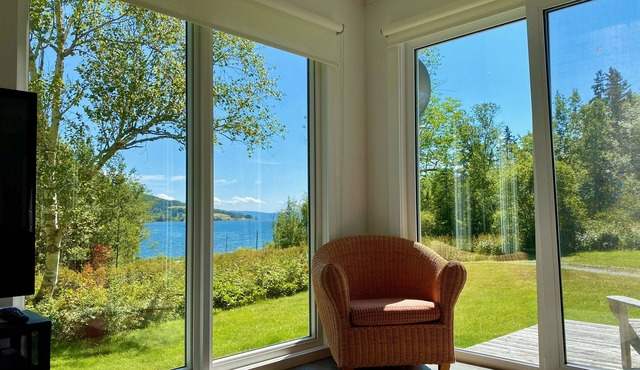 Quaint Cozy Coastal Cottage with Waterfront Views and Access