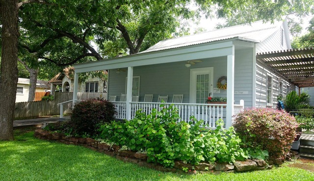 Quaint Cozy Cottage, walking distance to downtown, Comal River & Schlitterbahn