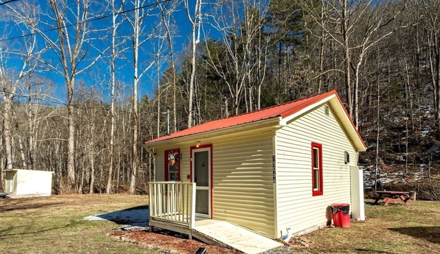 Quaint Cozy Cottage Perfect for a Peaceful Getaway in West Virginia