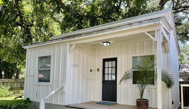 Quaint, Cozy Cottage in Historic Downtown
