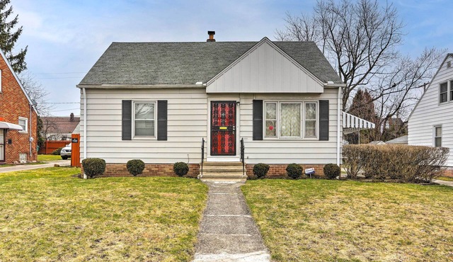 Quaint + Cozy Home < 15 Mi to Dtwn Cleveland!