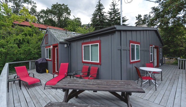 Quaint & cozy home in DT Hood River, AMAZING Views off the privacy deck