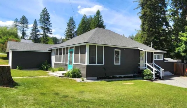 Quaint & Cozy Home: Pets Allowed & Fully Fenced Yard