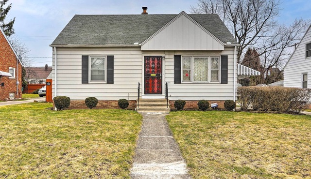 Quaint + Cozy Home < 15 Mi to Dtwn Cleveland!