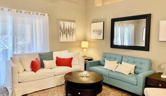 Quaint cozy home with vintage lamps, artwork, and premium beds near hiking!