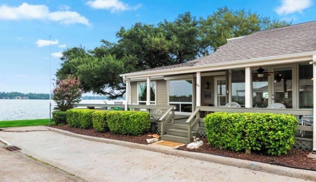 Quaint, Cozy, Lakefront Haven w/Lily Pad, Kayaks, Firepit, and Wrap Around Deck
