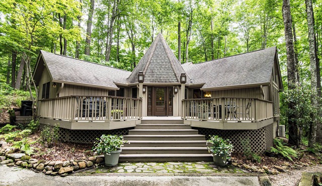 Quaint, Cozy Mountain Home in Sapphire w/Loft & Amenities, Near Cashiers