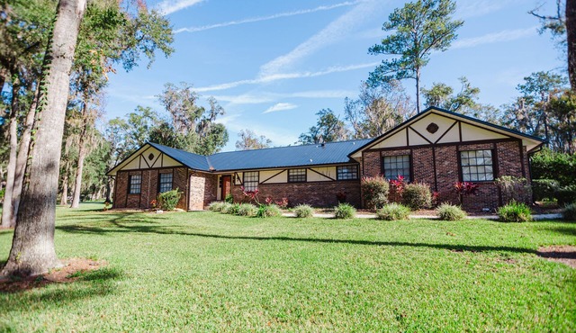 Quaint, cozy quiet corner lot in a peaceful neighborhood!