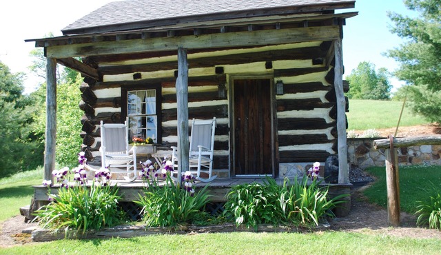 Quaint & cozy secluded log cabin for two situated on 200 acres in the mountains!