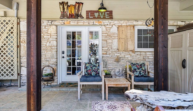 Quaint, Cozy, Spacious, Airy .one of Gruene's favorites.