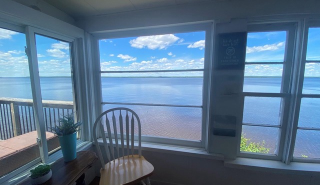 Quaint & Cozy: The most beautiful view of the Ottawa River in Arnprior!