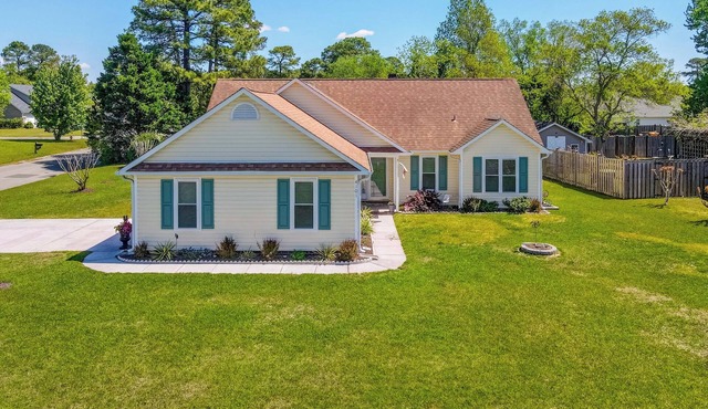 Quaint, Cozy, Very Clean & Close to the BEACH 3 bedroom home w/sunroom & office