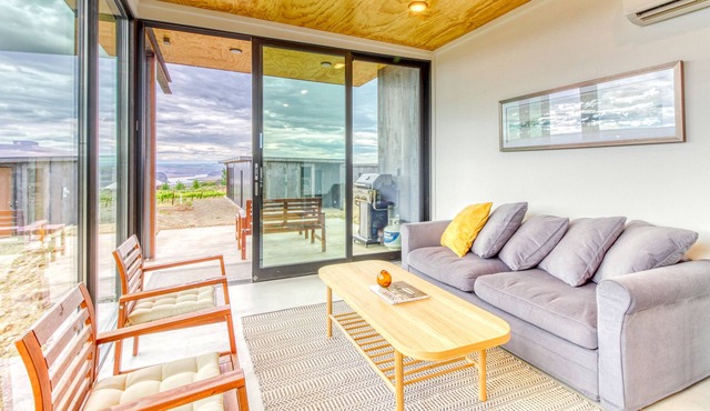 Quaint, Dog-Friendly Modern Home w/Patio - walk to Cave B & Gorge Amphitheater