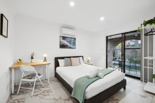 Quaint Double Room - Centrally Located at Glenfield - Shared Bathroom