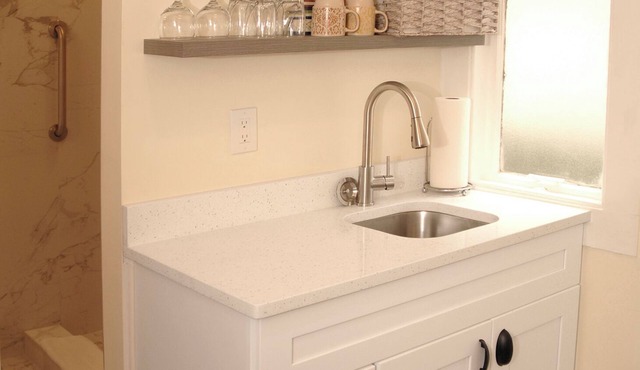 Quaint Downtown Small Apt. Just Park Your car and Walk Everywhere in Town