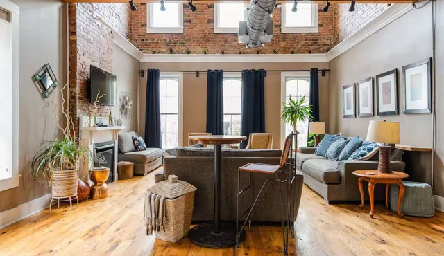 Quaint Downtown, Walk to Dinner & Shops, Rooftop, Great for Groups, 10+ Beds