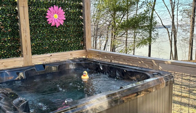 Quaint Family Cottage-New Spa tub with LAKE View-1 mile to Bailey’s Point