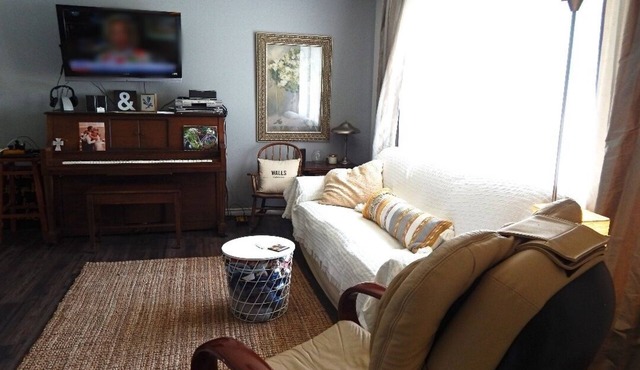 Quaint family home w/AC - 5 minutes from town! (Pet-Friendly!)
