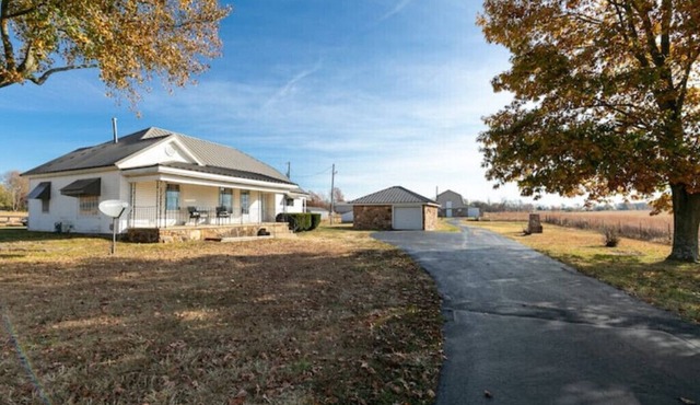 Quaint farmhouse near airport/BBAllison Sports Town