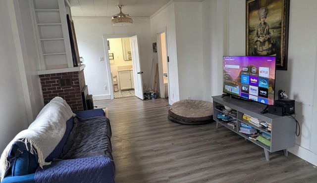 Quaint Farmhouse on 10 acres. Lake access and pet friendly.