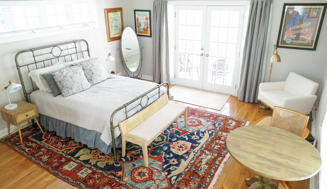 Quaint garage apartment studio in quiet historic west Austin neighborhood.