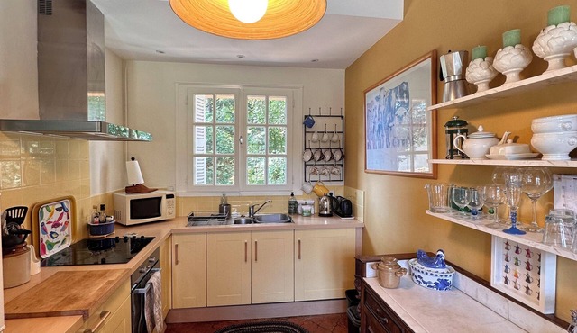 Quaint Gatehouse in Niort - Close To Town Center