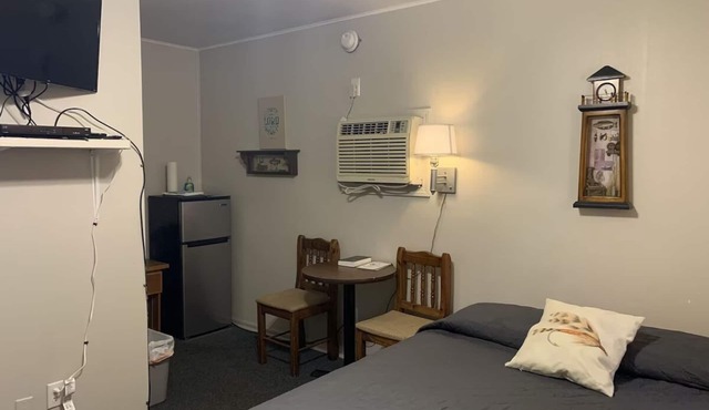 Quaint Getaway-Cabin 16