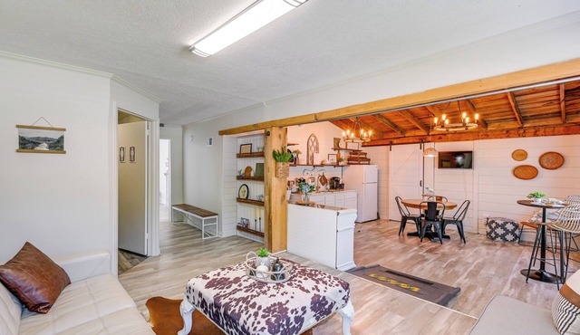 Quaint Greenbrier Apartment < 24 Mi to Nashville