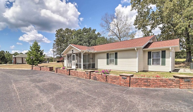 Quaint Greers Ferry Home w/ Screened Porch!
