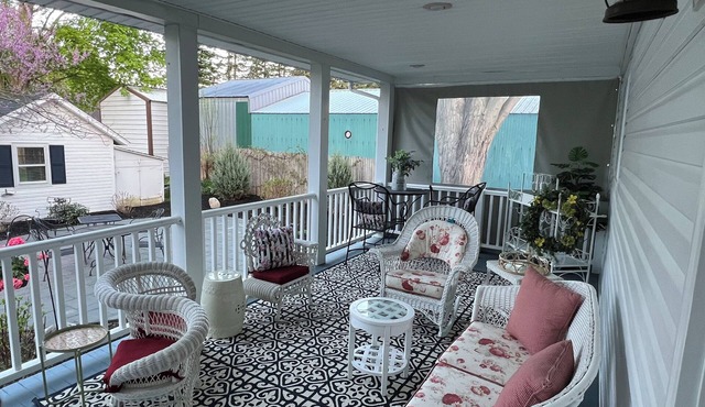 Quaint historic home in the heart of Bemus Point Village- a stroll to the water!