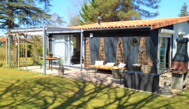 Quaint Holiday Home in Écuras with Garden