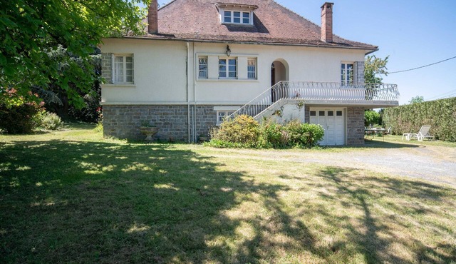 Quaint Holiday Home with Garden