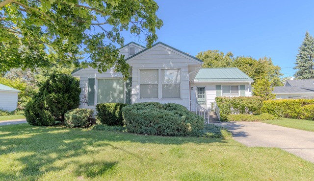 Quaint home in Charlevoix - All About Town