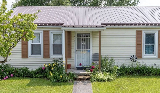 Quaint home in Oak Hill, Conveniently Located.