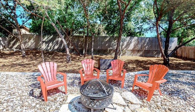 Quaint home with an enclosed yard, patio, fire bowl, washer/dryer, & central AC
