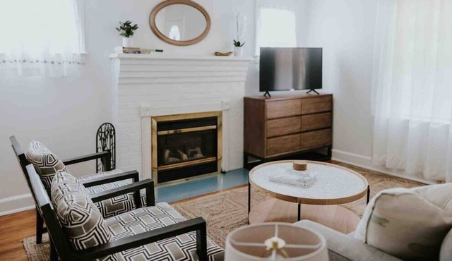 Quaint home with King bed near downtown + HPU